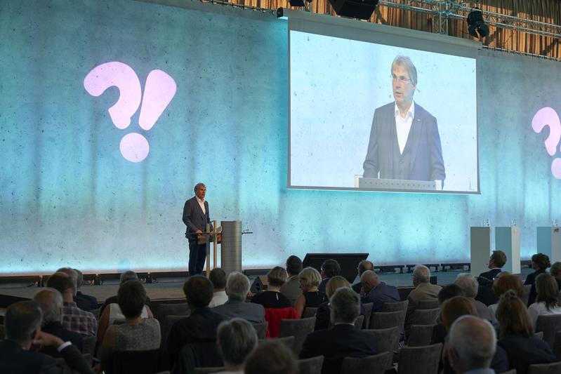 Die Jahresfeier stand unter dem Motto des Wissenschaftsjahres 2022 „Nachgefragt!“. Holger Hanselka, Präsident des KIT, sprach über die Bedeutung von Wissenstransfer und dem Dialog mit der Gesellschaft. (Foto: Amadeus Bramsiepe, KIT)