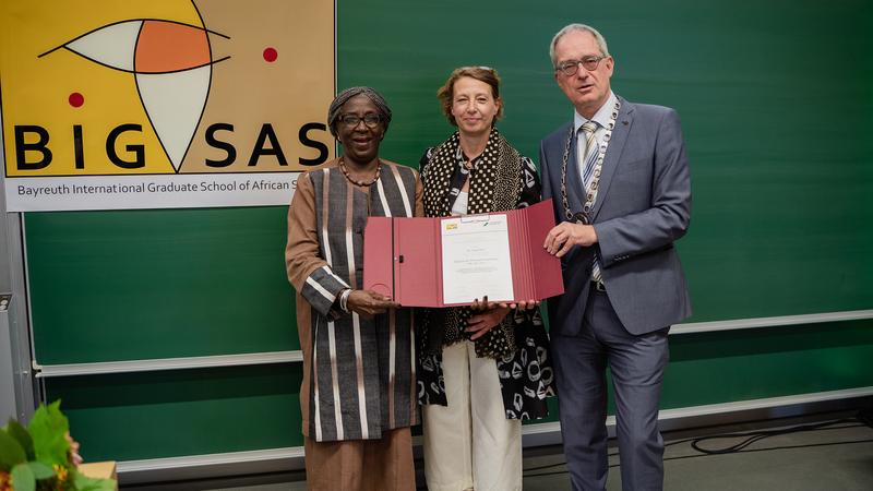 Ceremonial presentation of the honorary doctorate certificate: Dr. Fatou Sow, BIGSAS speaker Prof. Dr. Andrea Behrends and University President Prof. Dr. Stefan Leible (l.t.r.). 