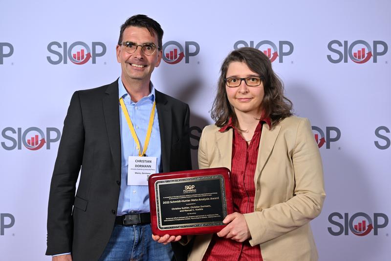 Prof. Dr. Christian Dormann und Dr. Christina Guthier bei der Preisverleihung auf der Konferenz der Society of Industrial and Organizational Psychology (SIOP) in Seattle, Washington, im April 2022