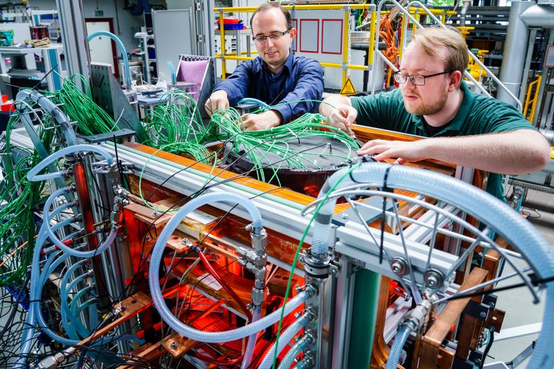 Team-Mitglieder Dr. Till Zürner und Felix Schindler (v.l.) an einer Anlage zur Untersuchung des Strömungsverhaltens bei Flüssigmetallen.