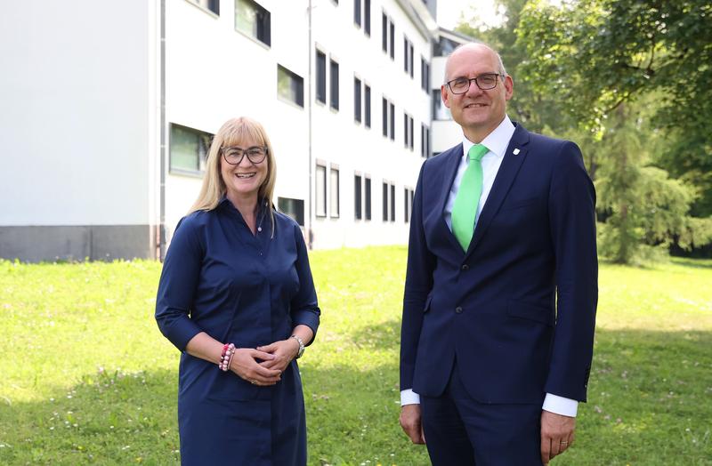 Die Vorsitzende des Hochschulrates der RWU, Dr. Carolin Bischoff, gratuliert Professor Dr. Thomas Spägele zur Wiederwahl als Rektor der RWU,