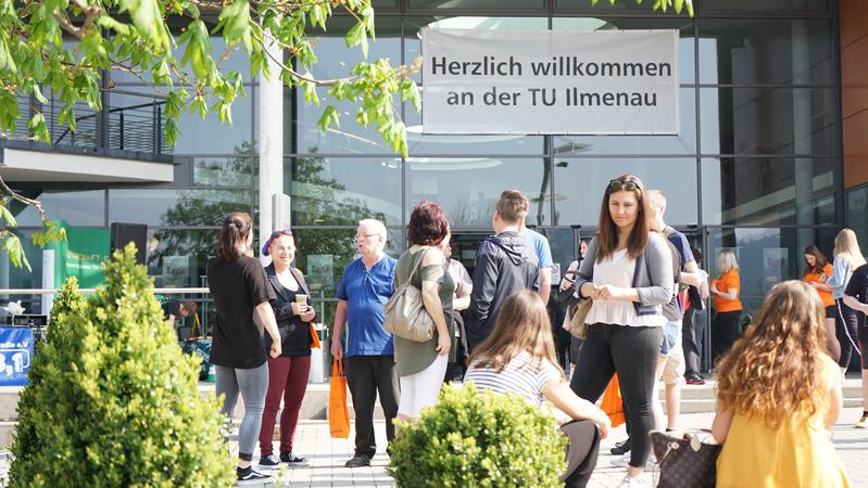 Beim Studieninfotag der TU Ilmenau sind Schüler der gymnasialen Oberstufe, deren Eltern und alle Studieninteressierten willkommen