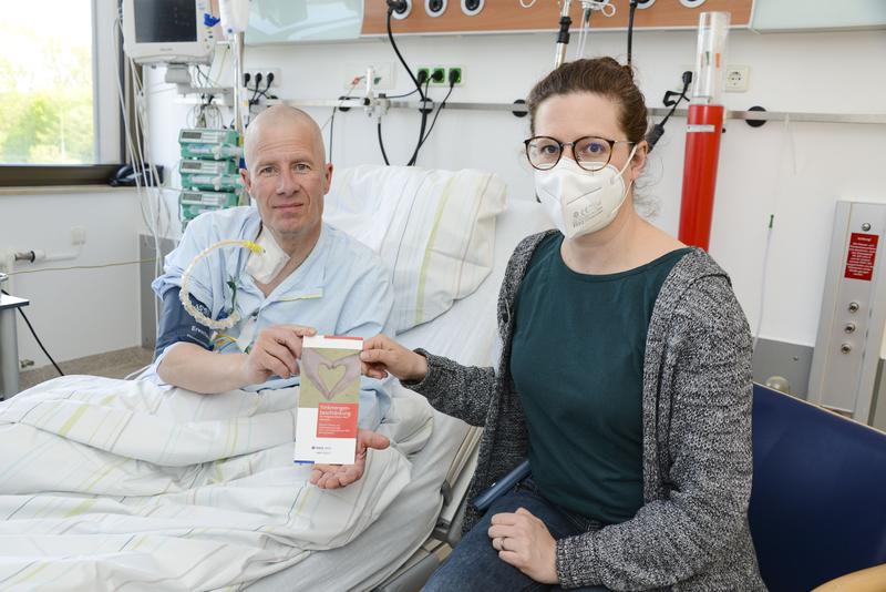 Patient Patrik Kalkuhl und Pflegewissenschaftlerin Franziska Wefer