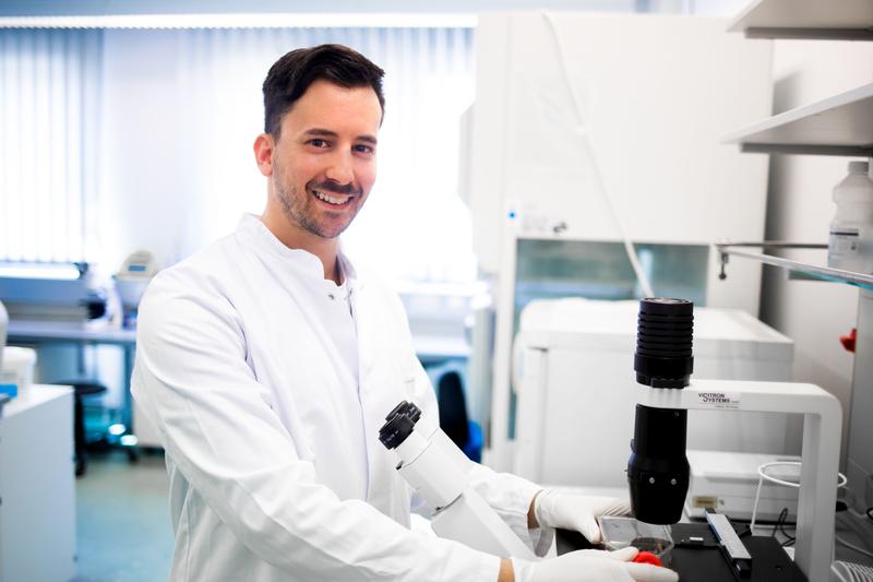 Nachwuchsforscher Dr. Anthony Buzzai aus der Universitätshautklinik Magdeburg erforscht, wie das Nerven- und Immunsystem bei der Bekämpfung von Krebs zusammenarbeiten. 