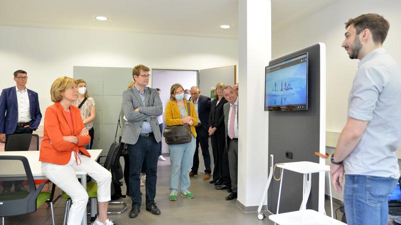 Bei der Eröffnung des Academic Entrepreneurship Hub (AcE-Hub) an der Universität Trier präsentierten Gründer Ministerpräsidentin Dreyer ihre Geschäftsideen. 