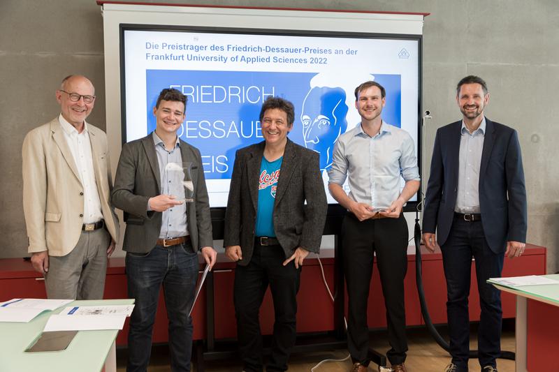 (v.l.) Prof. Rolf Bergbauer, Geschäftsführer des VDE Rhein-Main e.V., Preisträger Andreas Weiser, Prof. Dr. Karsten Schmidt, Preisträger Neree Maurice Böhm und Prof. Dr.-Ing. Christian Hähnlein.