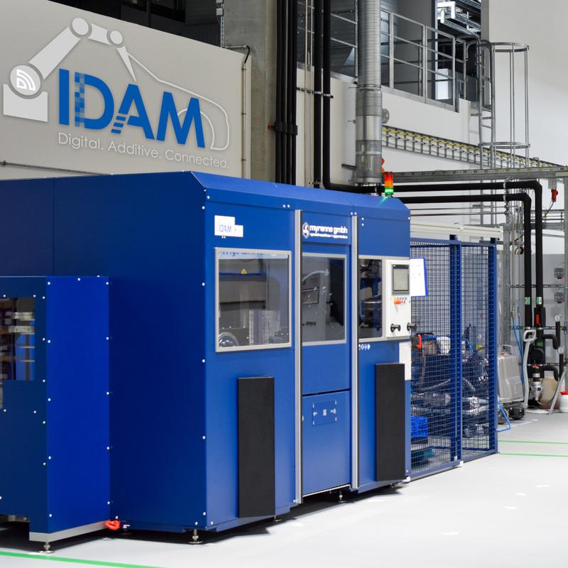 IDAM (Industrialisierung und Digitalisierung von Additive Manufacturing) hat die digital vernetzte, vollautomatisierte 3D-Druck-Fertigungslinie aufgebaut und vollständig in die automobile Serienproduktion integriert.