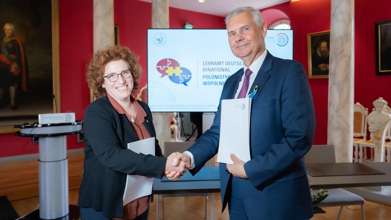 Signing of the cooperation agreement. Rector of the University of Greifswald Prof. Dr. Katharina Riedel and Rector of the University of Szczecin Prof. Dr. Waldemar Tarczynski 