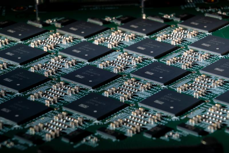 Eines der Nahuku-Boards von Intel, von denen jedes acht bis 32 neuromorphe Intel Loihi-Chips enthält. 