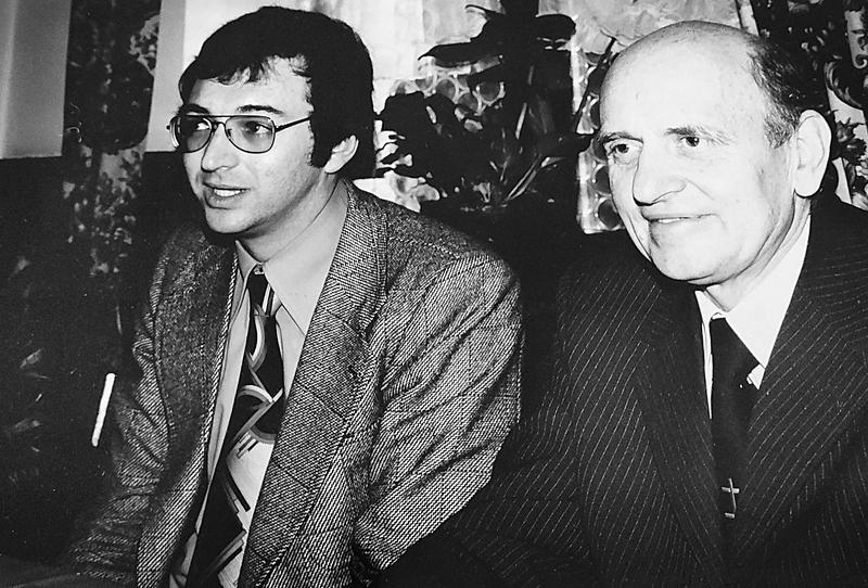 Erste Diplomverleihung im Jahr 1975, Klaus-Dieter Hüttel (l.) und Prof. Gerhard Becker
