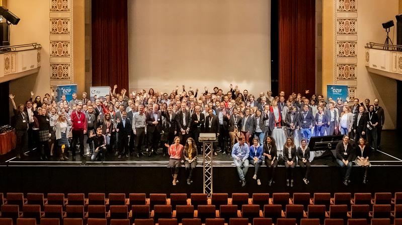 Über 300 Forschende des Deutschen Zentrums für Infektionsforschung und der Deutschen Gesellschaft für Infektiologie freuen sich darauf, wieder gemeinsam tagen zu können. Das Gruppenfoto entstand 2019 auf der letzten gemeinsamen Tagung in Bad Nauheim.
