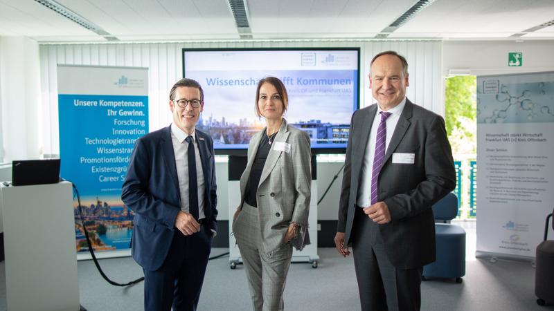 Vernetzung im House of Science and Transfer (v.l.n.r.): Prof. Dr. Frank E.P. Dievernich, Präsident der Frankfurt UAS, Prof. Dr. Susanne Rägle, Vizepräsidentin für Forschung, Weiterbildung und Transfer, und Landrat Oliver Quilling, Kreis Offenbach.