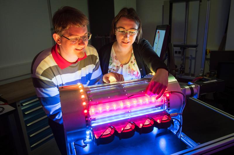 Die Doktoranden Felix Welsch und Susanne-Marie Kirsch haben die erste kontinuierlich laufende Maschine, die Luft mit Muskeln aus Nickel-Titan kühlen kann, am Lehrstuhl von Professor Stefan Seelecke mitentwickelt. 