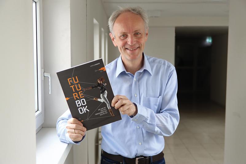 Salzburg Research Geschäftsführer Siegfried Reich mit dem Future Book