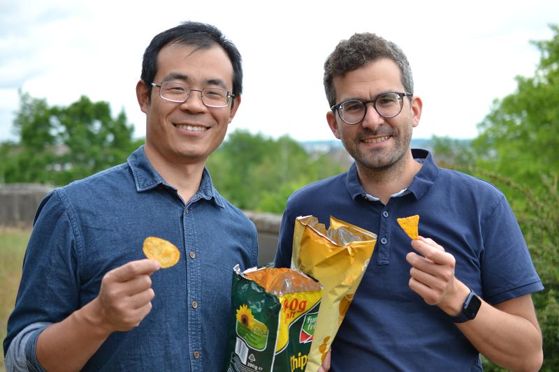 Dr. Qimeng Song and Prof. Markus Retsch (from left) developed the project idea for CoolChips. Together, they now want to put the idea into practice.