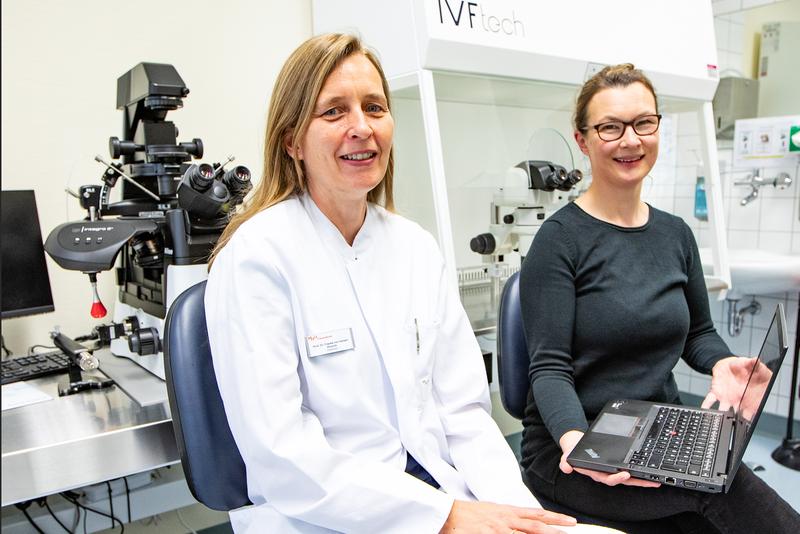All-clear for fertility treatments: Professor Dr Frauke von Versen-Höynck (left) and Dr Yvonne Ziert have evaluated the risks for severe COVID-19 courses for pregnant women with different conception.