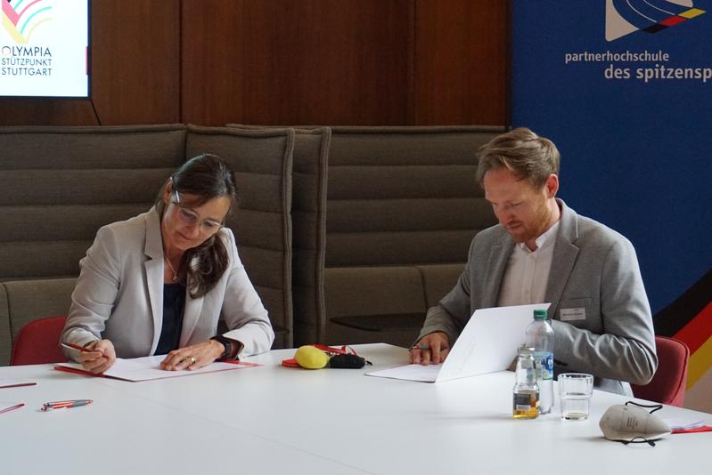 Rektorin Prof. Dr. Katja Rade und Benjamin Schenk vom Allgemeinen Deutschen Hochschulsportverband bei der Unterzeichnung der Kooperationsvereinbarung.