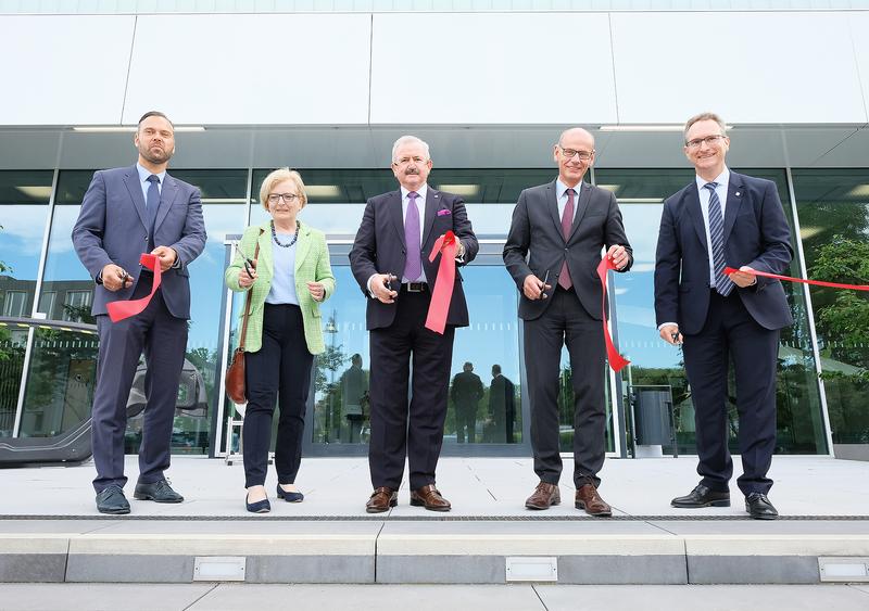 Einweihung des Neubaus in Wildau. v.l.: Prof. H. Seidlitz, Fraunhofer IAP / Leiter PYCO; Prof. U. Tippe Präsidentin TH Wildau; Prof. R. Neugebauer, Fraunhofer-Präsident; S. Weber, Staatssekretär MWFK Brandenburg; Prof. A. Böker, Leiter Fraunhofer IAP.