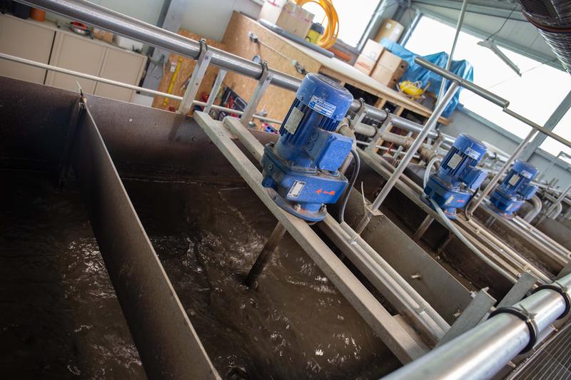 In der derzetigen Anlagen wird mithilfe eines Belebtschlammverfahrens das Abwasser geklärt.