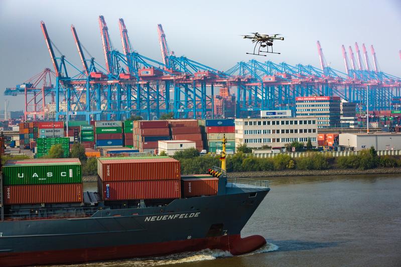 HHLA Sky industrielle Multicopter Drohne/UAS im Flug über dem Hamburger Hafen