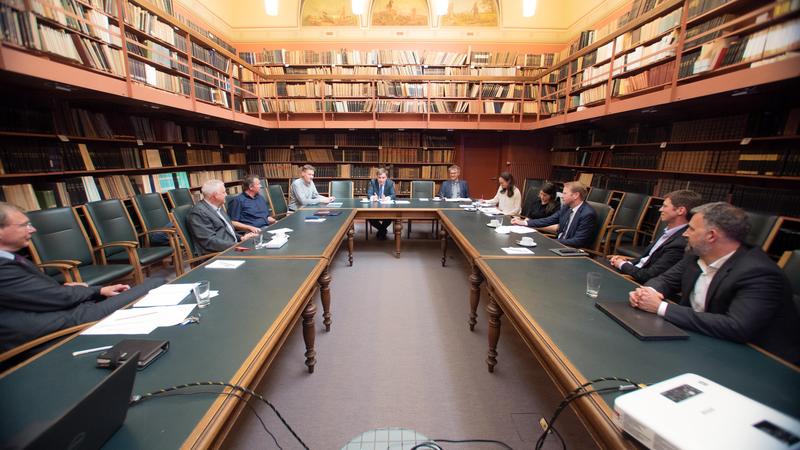 Treffen führender Wissenschaftler:innen von den Telegrafenberginstituten mit dem britischen Energieminister Greg Hands (Mitte hinten) in der Historischen Bibliothek. 