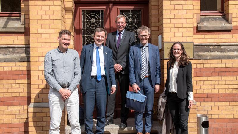 Treffen führender Wissenschaftler:innen von den Telegrafenberginstituten mit dem brit. Energieminister Greg Hands. Vor der Historischen Bibliothek. V.l.: Niels Hovius (GFZ), Greg Hands, Ludwig Stroink (GFZ), Olaf Kranz & Kate Robinson (Brit. Botschaft)