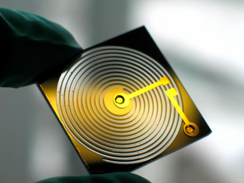 In Silizium gefertigte Gaschromatographiesäule zur zeitlichen Trennung von Gasgemischen in die Einzelkomponenten