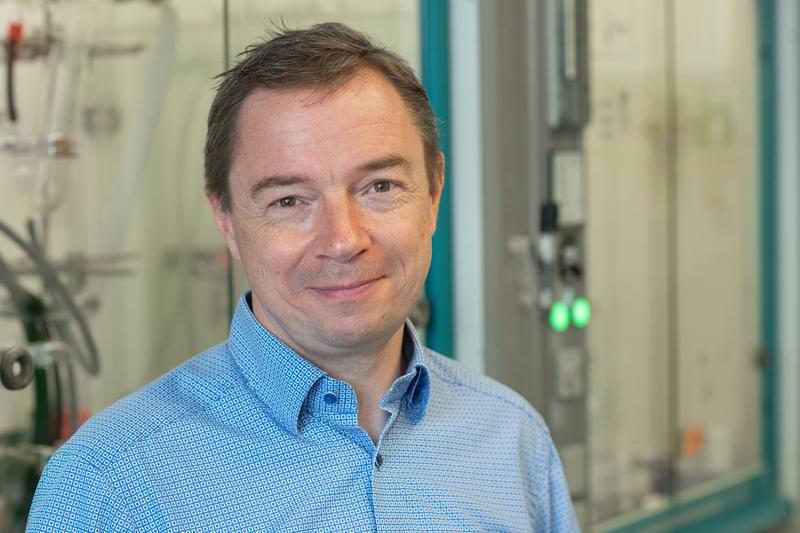 Prof. Sven Rau ist Sprecher des Sonderforschungsbereichs CataLight und Leiter des Instituts für Anorganische Chemie I an der Universität Ulm