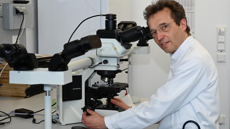 Prof. Dr. Andreas Neubauer, Direktor der Klinik für Innere Medizin und Hämatologie, Onkologie, Immunologie und Leiter des Carreras Leukämie Zentrums am Universitätsklinikum Marburg