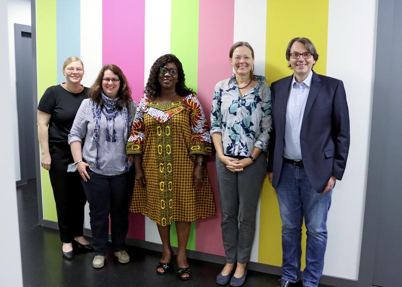 Zu sehen sind (von rechts nach links): Susanne Groß und Andrea Villmar (MAGS-NRW), Hanna Acquah (Ghana College of Nurses and Midwives) sowie Prof.in Dr.in Ute Lange und Prof. Dr. Markus Zimmermann. 