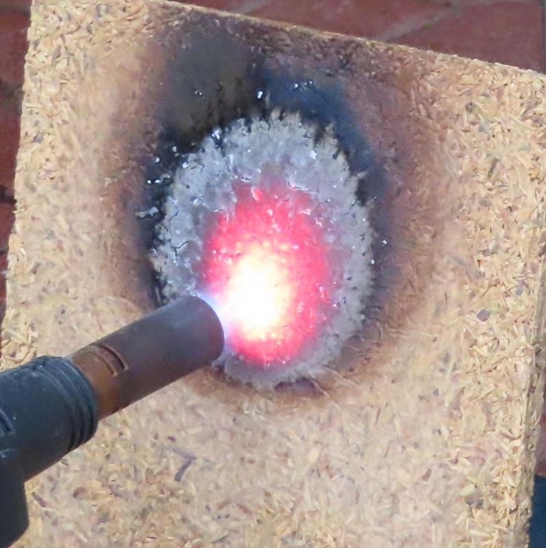 Feuerfestigkeitstest auf Akazienfaserplatte und Namibinder® nach 1 Stunde