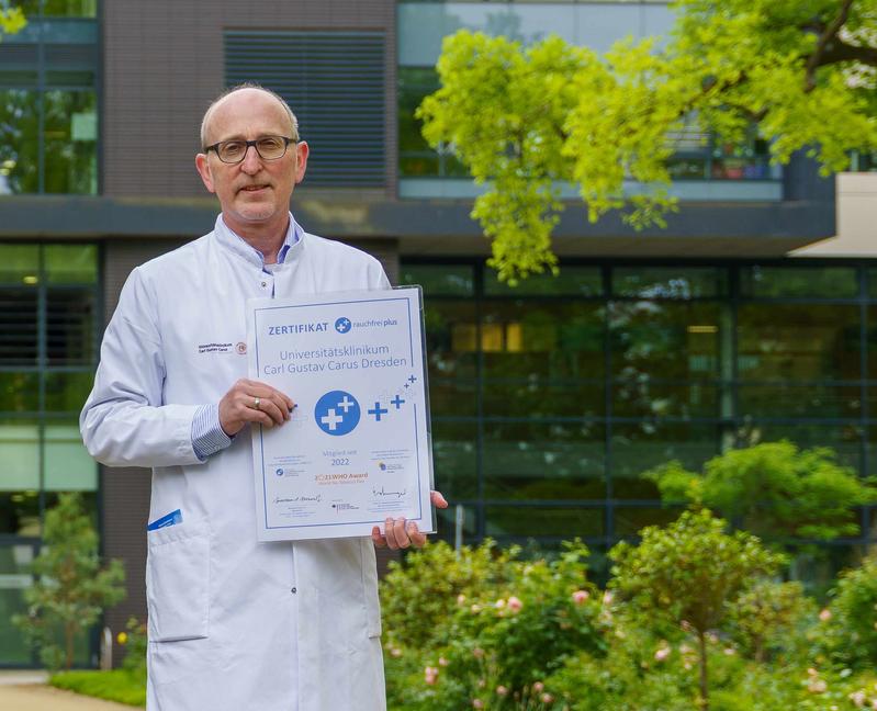 Das Uniklinikum wird zum rauchfreien Krankenhaus: Prof. Dirk Koschel, Leiter der Pneumologie am Universitätsklinikum Dresden hält das Zertifikat zur Mitgliedschaft im „Deutschen Netz Rauchfreier Krankenhäuser & Gesundheitseinrichtungen.