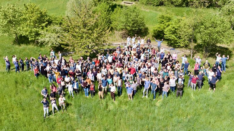 Beschäftigte beider Institute treffen sich am „Amphitheater“ zwischen den beiden Institutsgebäuden 