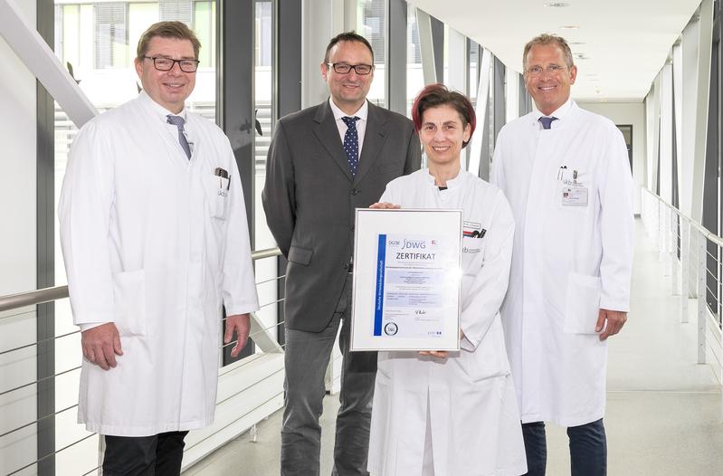 (v. l.) Prof. Dieter Wirtz, Direktor Klinik Orthopädie u. Unfallchirurgie, Prof. Hartmut Vatter, Direktor Klinik Neurochirurgie, Dr. Jasmin Scorzin, Leiterin Wirbelsäulenzentrum, Prof. Christof Burger, stellv. Direktor Klinik Orthopädie u. Unfallchirurgie