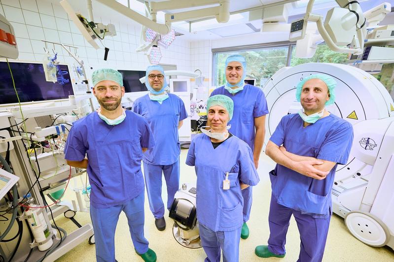 (v.l.) PD Dr. Andreas Strauss, Sektionsleiter Wirbelsäulenorthopädie, Dr. Mohammed Banat, Oberarzt Klinik für Neurochirurgie, Dr. Jasmin Scorzin, Leiterin des Wirbelsäulenzentrums, Dr. Adnan Kasapovic und Dr. Ali Thaer, Oberärzte der Klinik für Orthopä