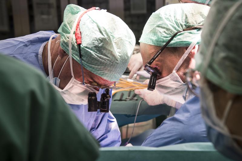 Prof. Pierre-Alain Clavien and Prof. Philipp Dutkowski during the transplantation of the liver treated in the machine.