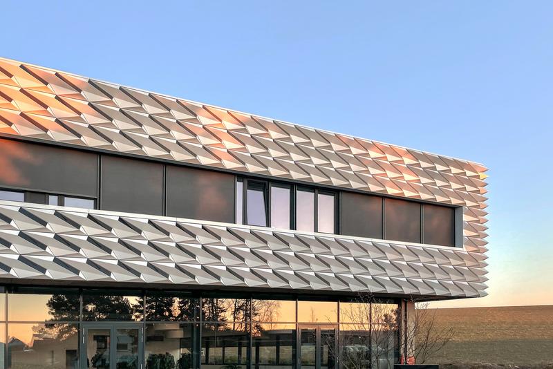 Die Fassade des Firmengebäudes von Aluform in Bad Rappenau-Bonfeld produziert dank Photovoltaik 10.000 Kilowattstunden Strom pro Jahr