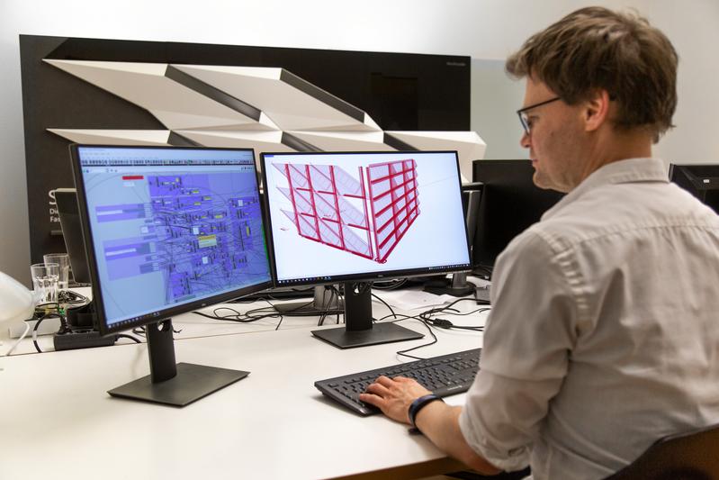 Stefan Huth programmiert Algorithmen, die einen Designvorschlag für die Fassade mit integrierter Photovoltaik entwerfen
