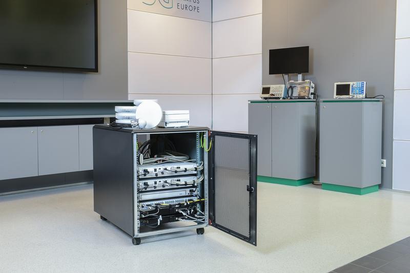 Companies can test a mobile 5G test system on their own shop floors. The system is provided to the Fraunhofer IPT by Ericsson.