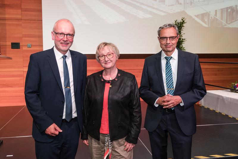 Prof. Dr. Harald Riegel (links) wurde im Beisein von Baden-Württembergs Wissenschaftsministerin Theresia Bauer offiziell ins Amt eingeführt. Sein Vorgänger Prof. Dr. Gerhard Schneider (rechts) wurde nach zwei Amtszeiten in den Ruhestand verabschiedet. 
