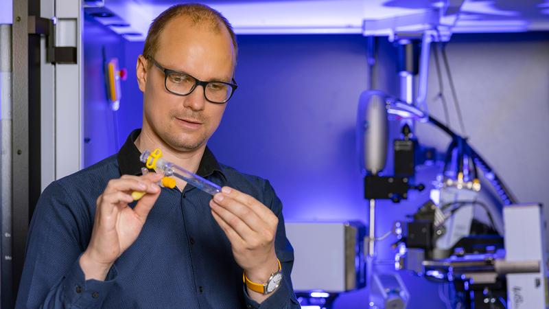 Prof. Dr. Robert Kretschmer, professor of Inorganic Chemistry at Chemnitz University of Technology, examines crystals in front of a diffractometer. 