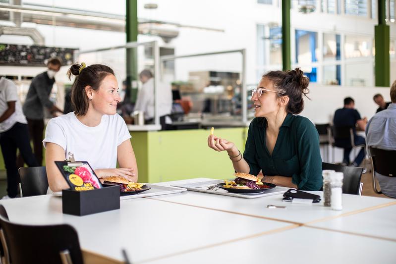 In der Kantine vom Helmholtz-Zentrum Potsdam Deutsches GeoForschungsZentrum (GFZ), HNEE-Mitarbeiterinnen Fabienne Buchmann (links) und Johanna Dörr beim Mittagessen