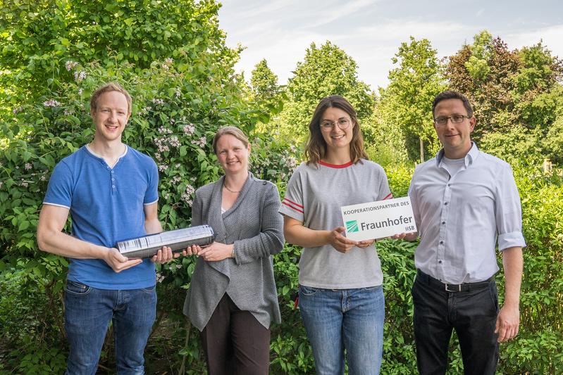 V. l.: Michael Lang, Gruppe "Silizium und Spezialmaterialien" des IISB, Sabine Kliem und Sandra Frankenberg, stellvertretend für das Klassenteam 5-6 und Dr. Christian Reimann, Gruppenleiter "Silizium und Spezialmaterialien".