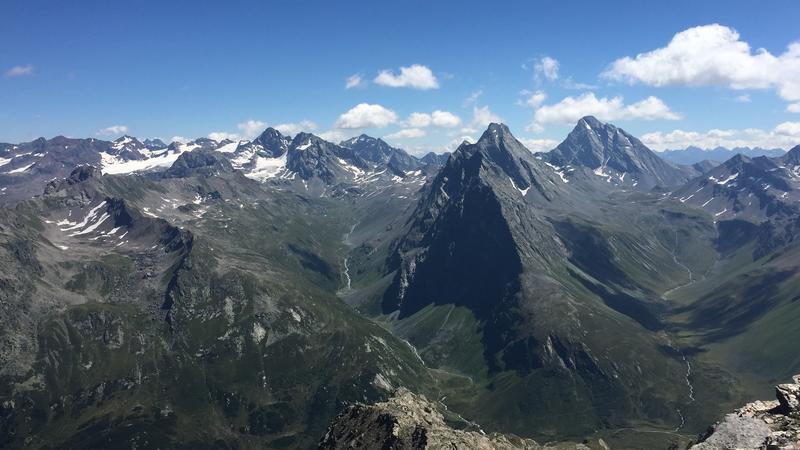 Blick über die Schweizer Alpen, vom Pischahorn in Richtung der Gipfelgruppe der Plattenhörner.