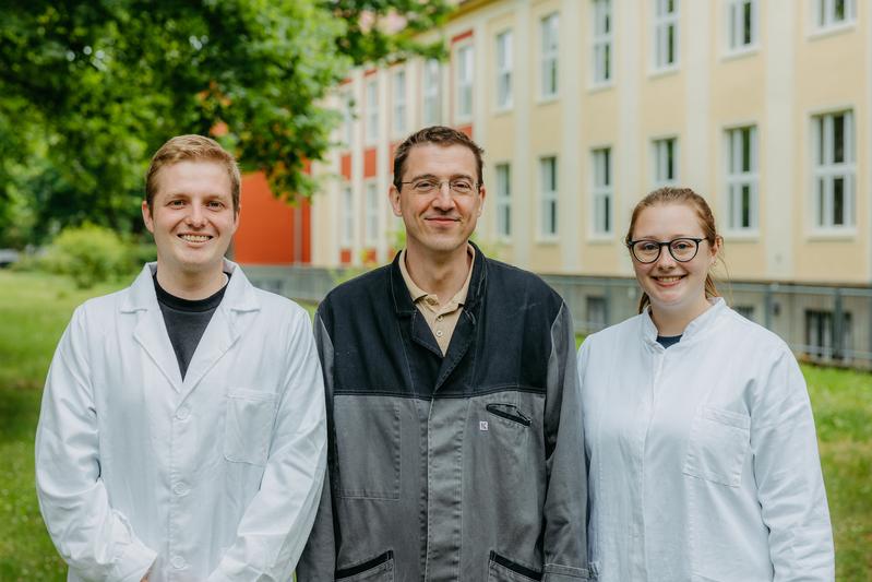 Lukas Heydick, Dr. Dieter Gabel, Kira Piechnik (v.li.n.re.) von der Otto-von-Guericke-Universität Magdeburg entwickeln effektive Löschszenarien und erfolgreiche Brandbekämpfungsmaßnahmen für Waldbrände.