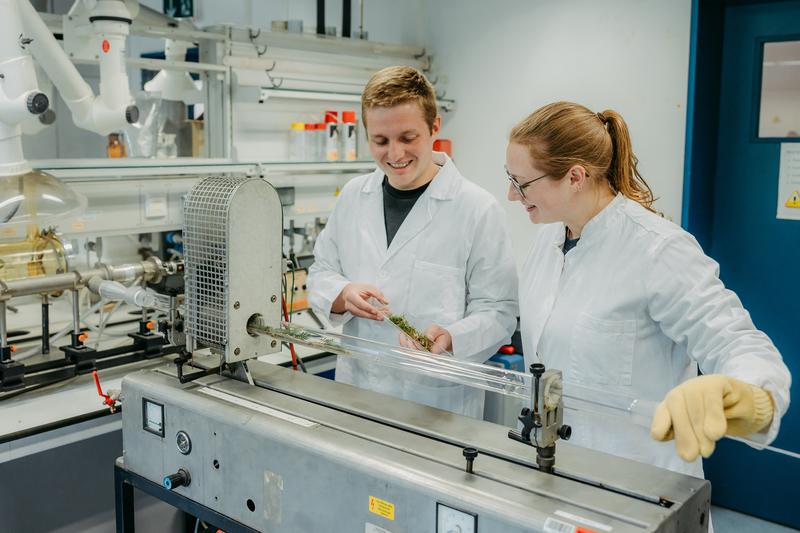 Lukas Heydick (li.) und Kira Piechnik (re.) von der Fakultät für Verfahrens- und Systemtechnik der Universität Magdeburg untersuchen Bodenproben aus unterschiedlichen Wäldern, um Löschszenarien zur Waldbrandbekämpfung zu entwickeln. 