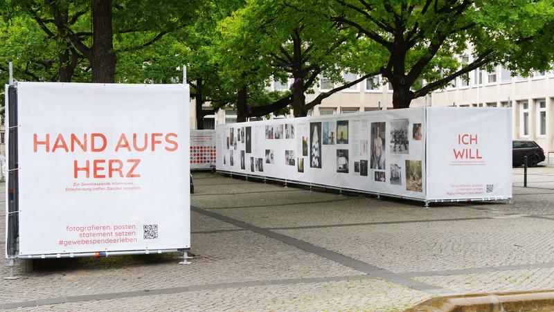 Ausstellung "Gewebespende erleben" auf dem Hannah-Arendt-Platz vom 30. Mai bis 13. Juni 2022, Quelle: Deutsche Gesellschaft für Gewebetransplantation/DGFG 