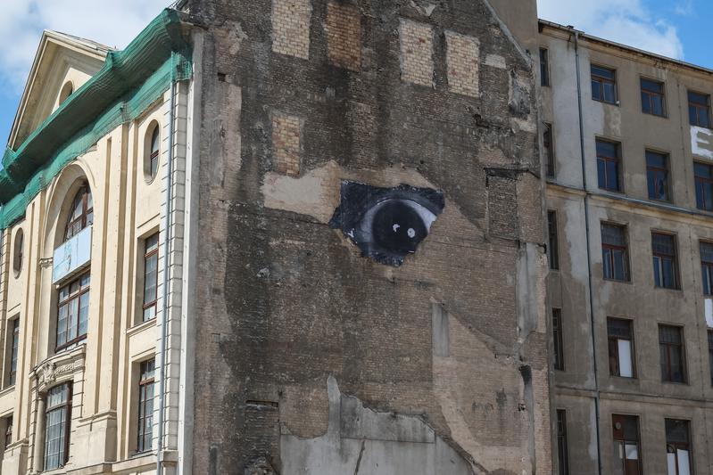 Bart van Kersavond, The wrinkles of the city, Berlin April 2013; artwork by JR.