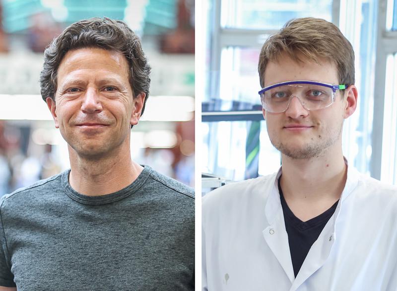 Die Biochemiker Prof. Dr. Hartmut Niemann (li.) und Doktorand Dominic Gilzer (re.) von der Universität Bielefeld untersuchten, wie der molekulare Injektionsap-parat eines bakteriellen Krankheitserregers funktioniert. 