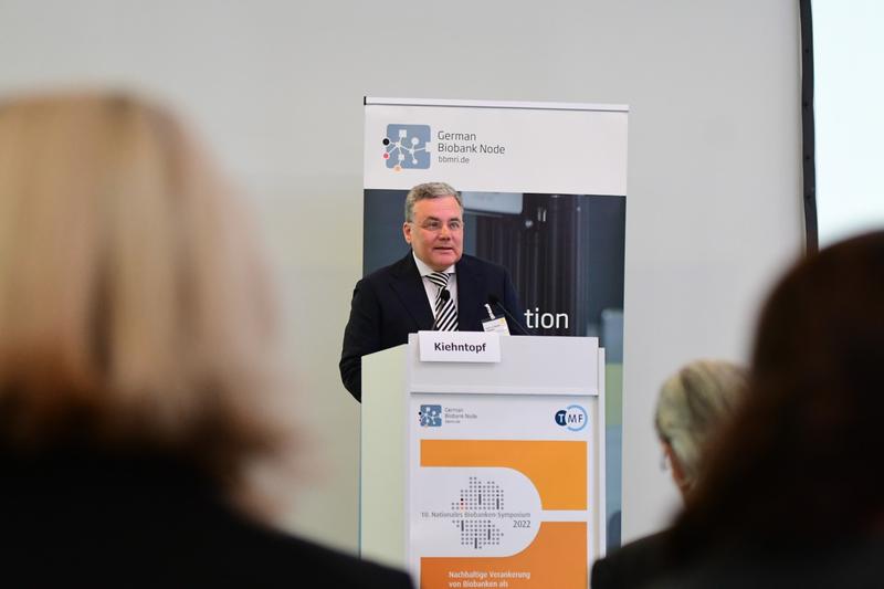 Tagungspräsident PD Dr. Dr. Michael Kiehntopf eröffnete das 10. Nationale Biobanken Symposium in Berlin.